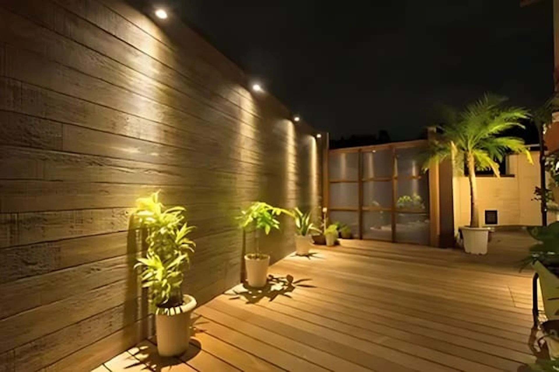 照明にこだわったウッドデッキ