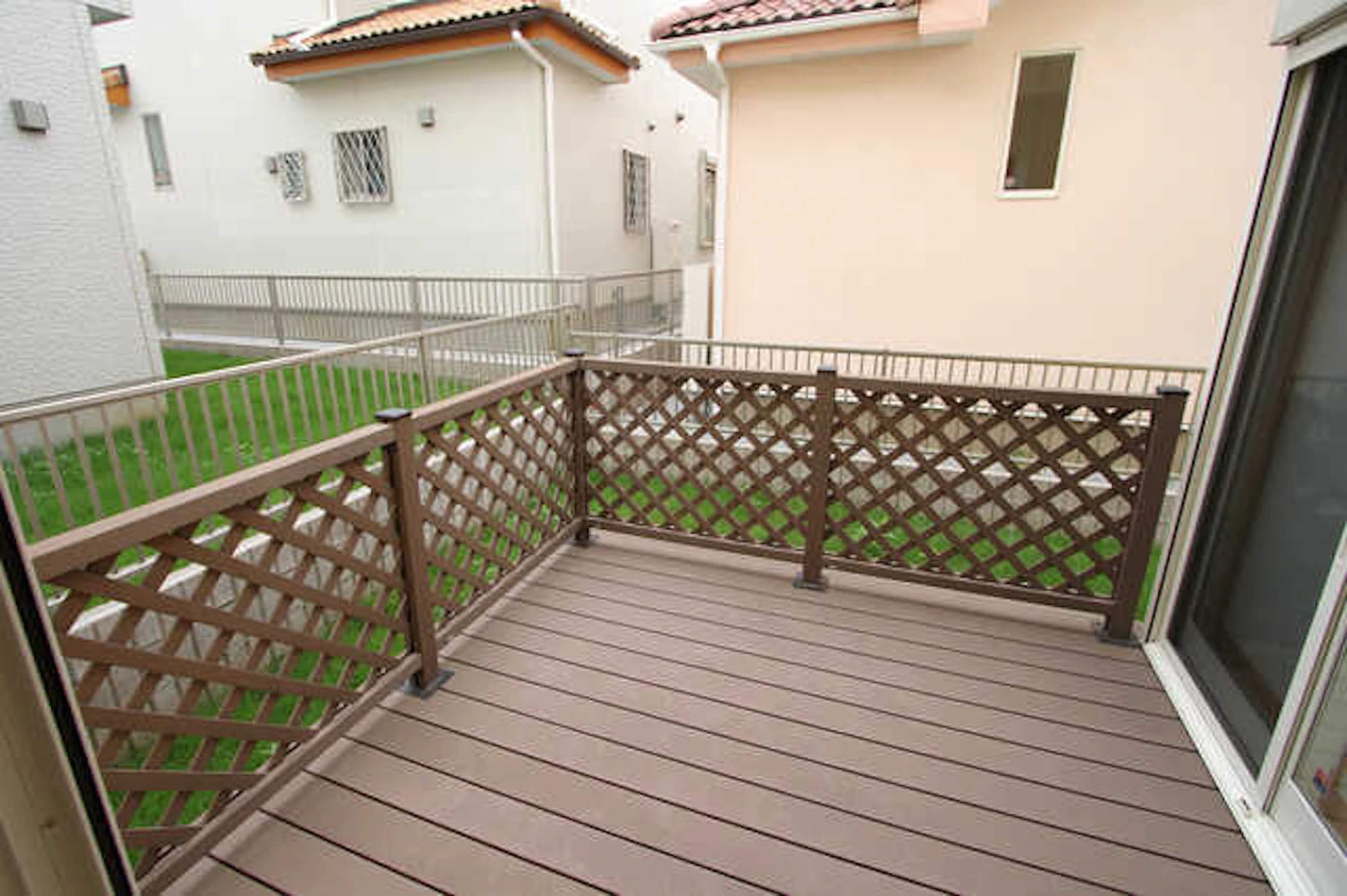 木製のフェンスに囲まれたウッドフェンス