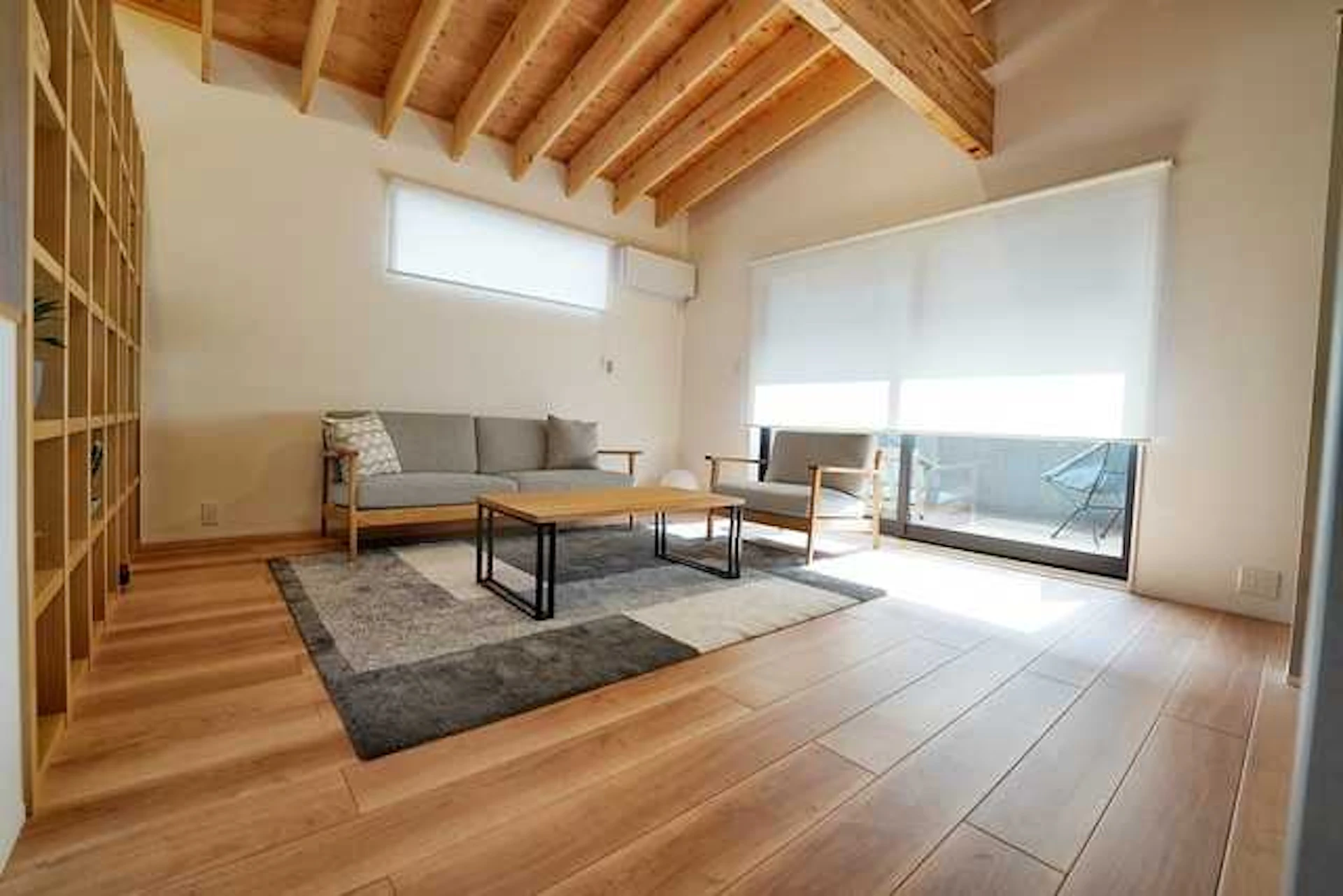 サムネイル：リビングを広く見せるレイアウト術6選！リフォームのコツや事例も紹介