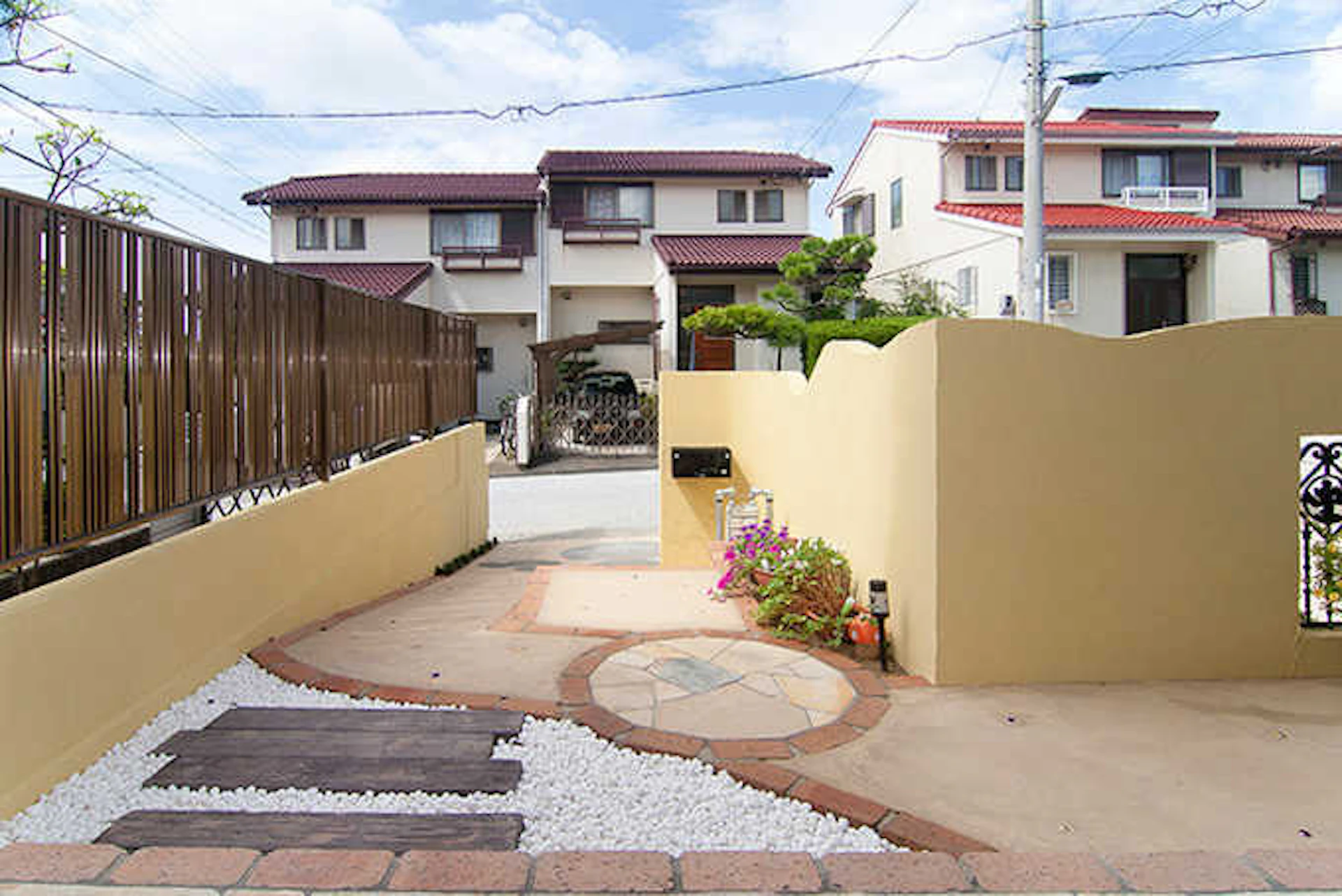 ミッキーが迎えてくれるエクステリア