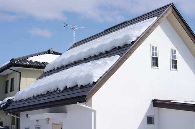 屋根からの落雪を防ぐ雪止めは必要？金具などを後付けする費用