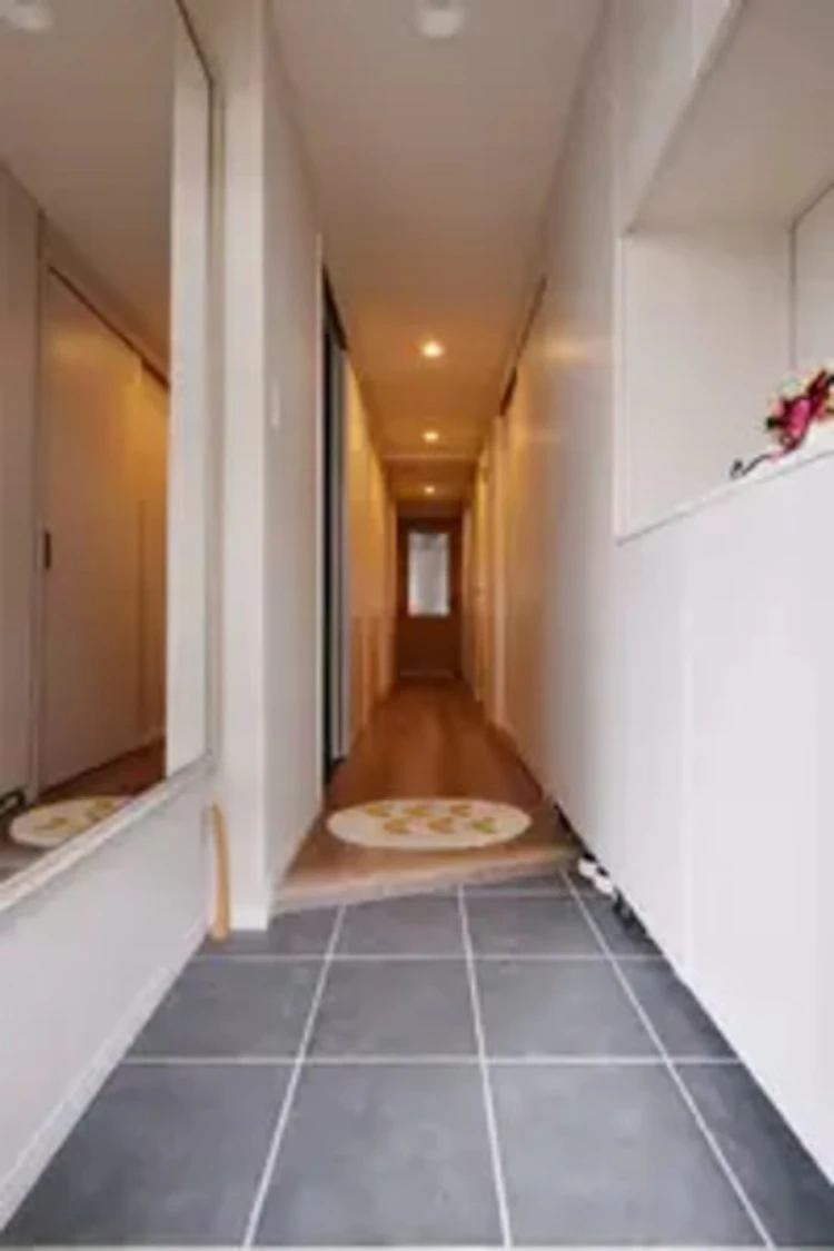 事例13：収納棚を浮かせて下の空間を有効活用