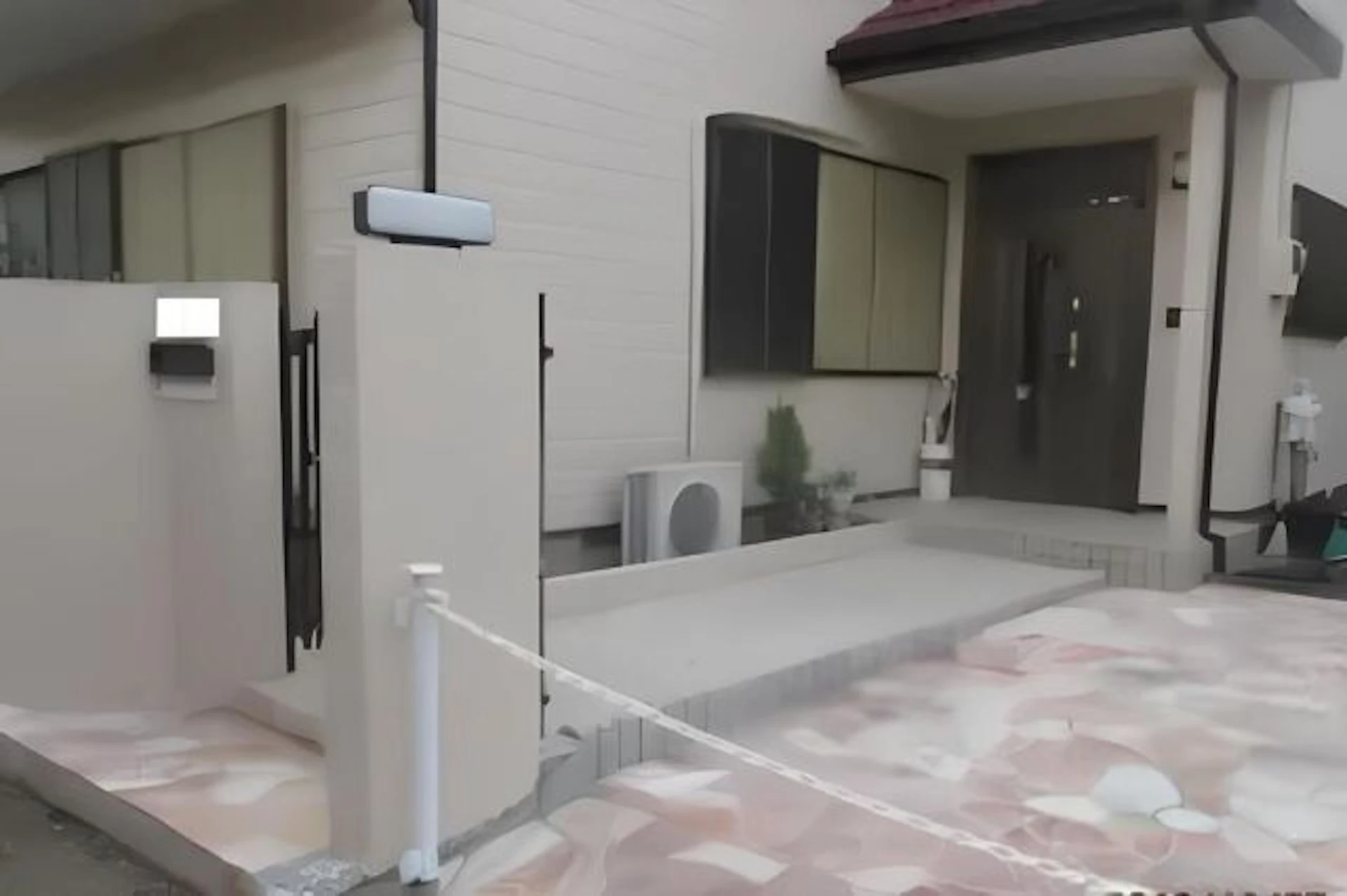 事例3:乱形石貼りのおしゃれな玄関ポーチ