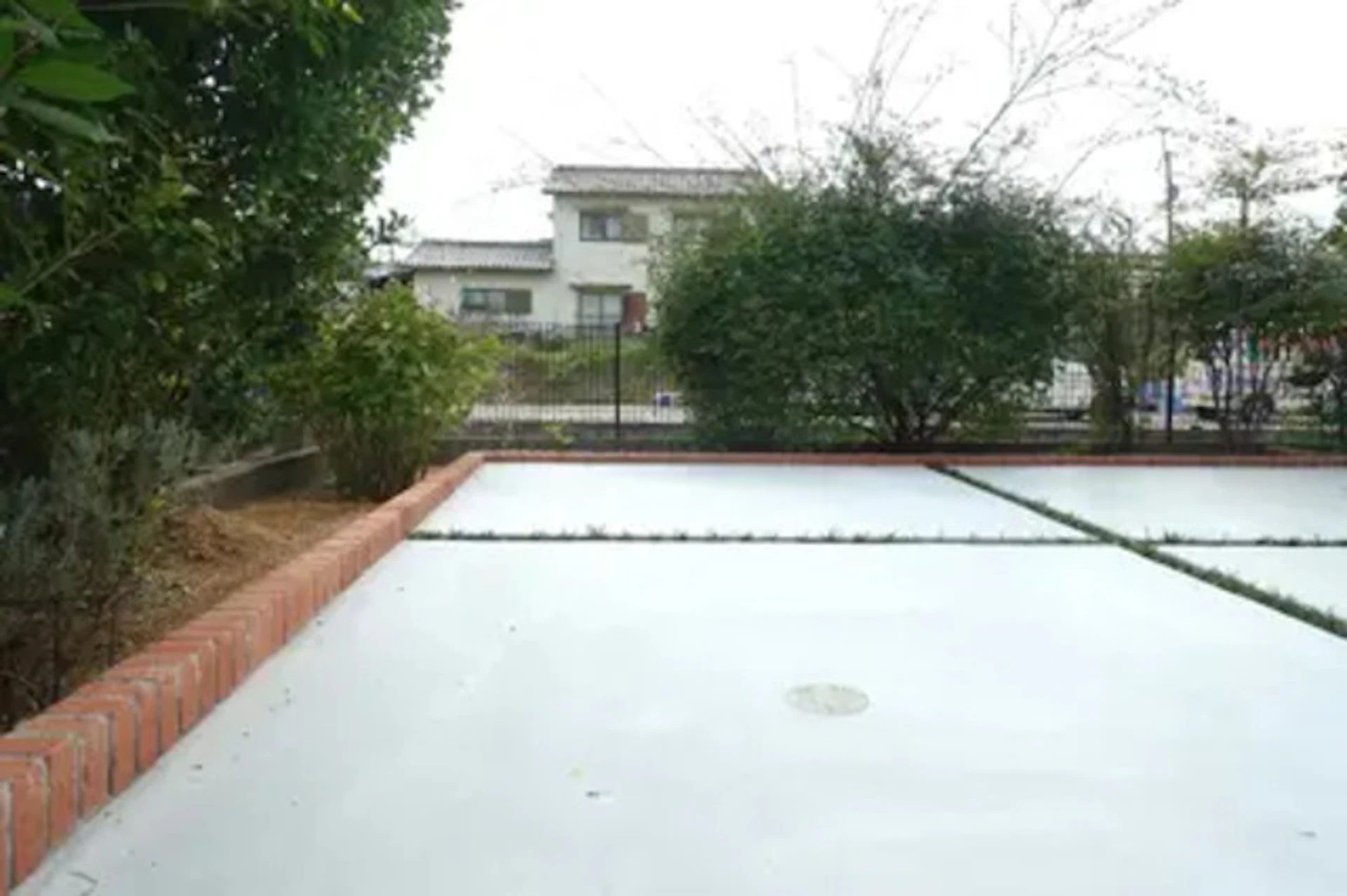 芝生とコンクリートを組み合わせた自宅の駐車場