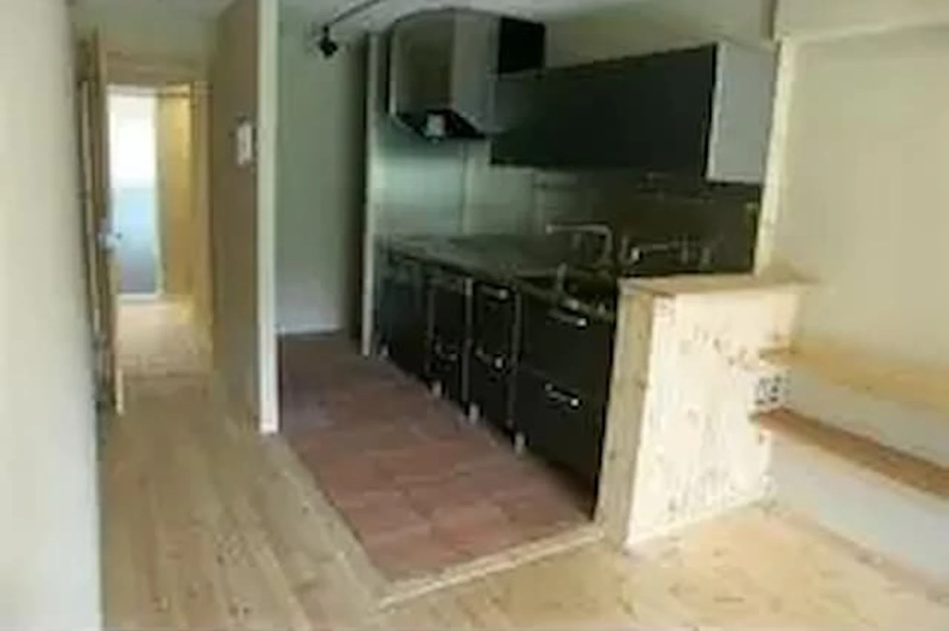 【事例①】 テラコッタタイルを活用したキッチン