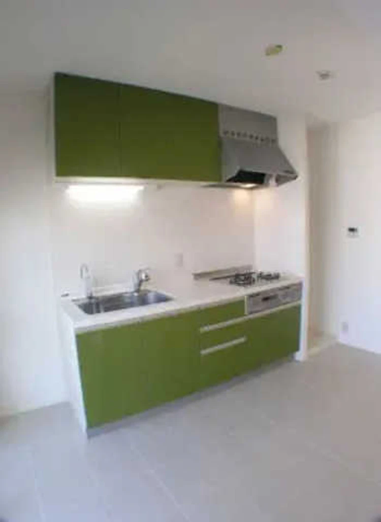 明るいグリーンのシステムキッチン