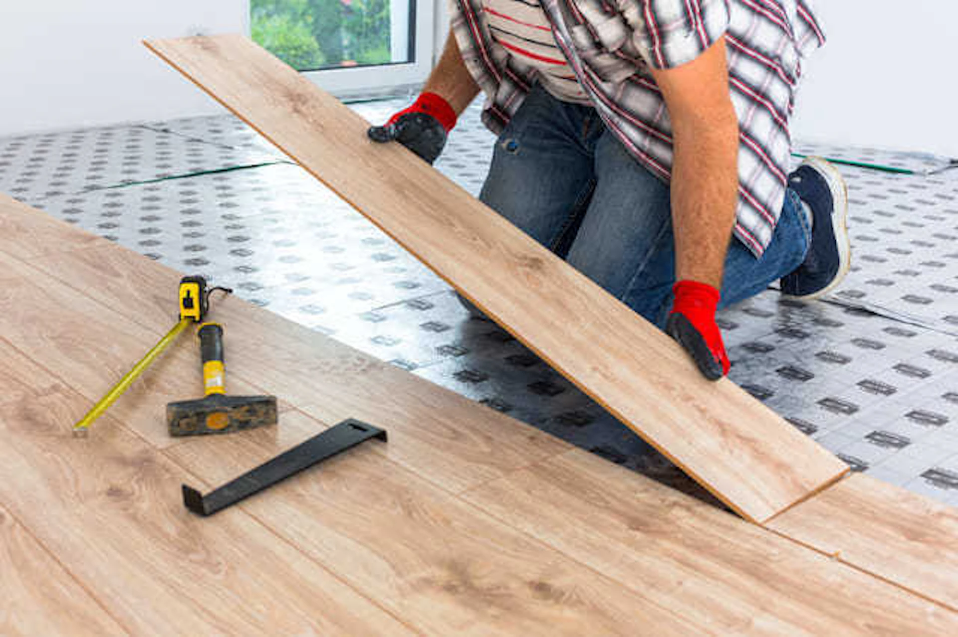 抗菌機能のある壁紙や床材に張り替える