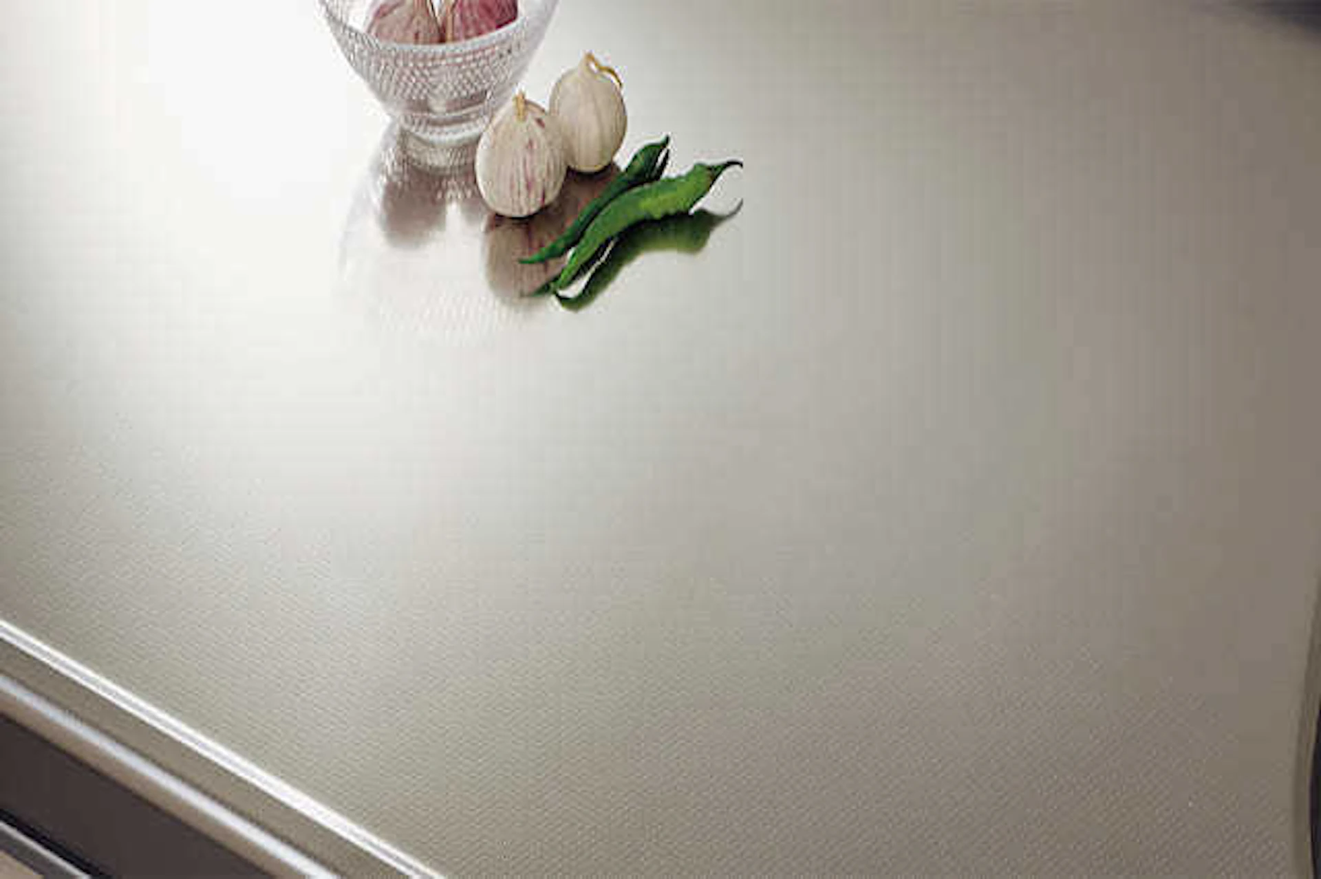 キッチンの上ににんにくと青唐辛子