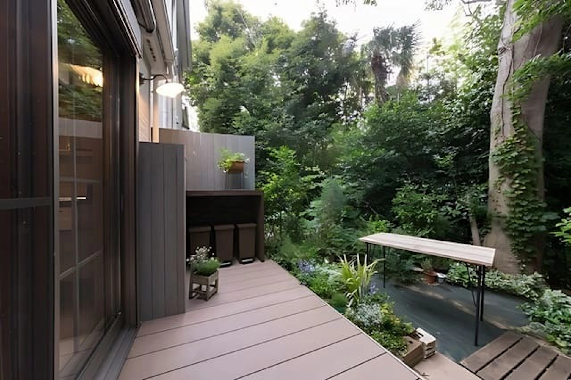 緑に囲まれたウッドデッキ