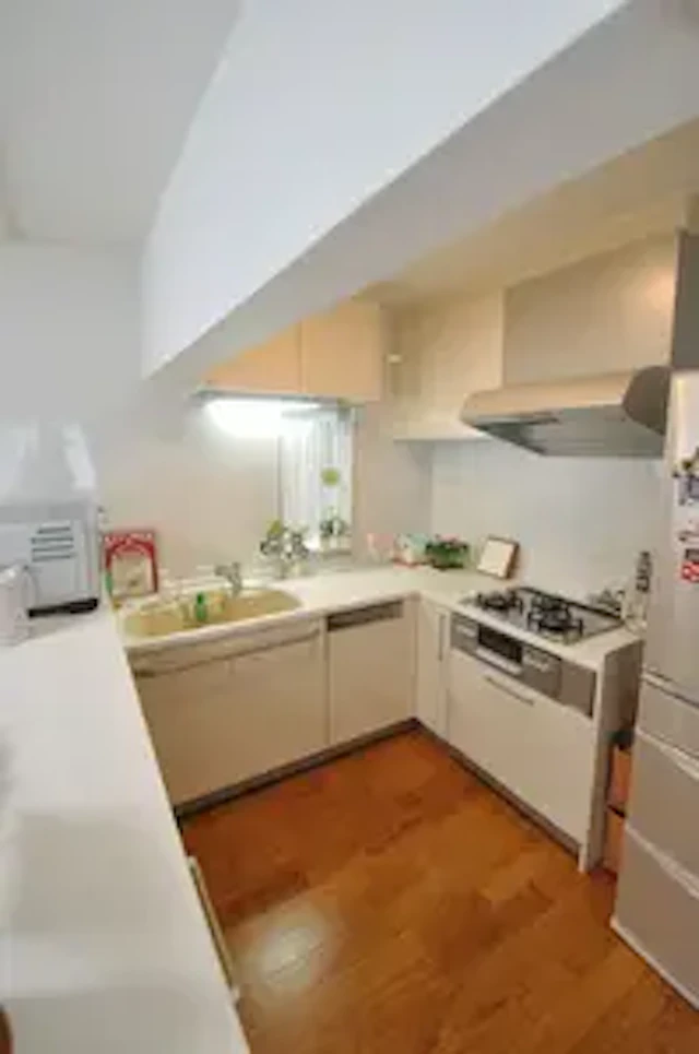 事例7 「トクラスのLL型キッチン」とカップボードを合わせてコの字型に