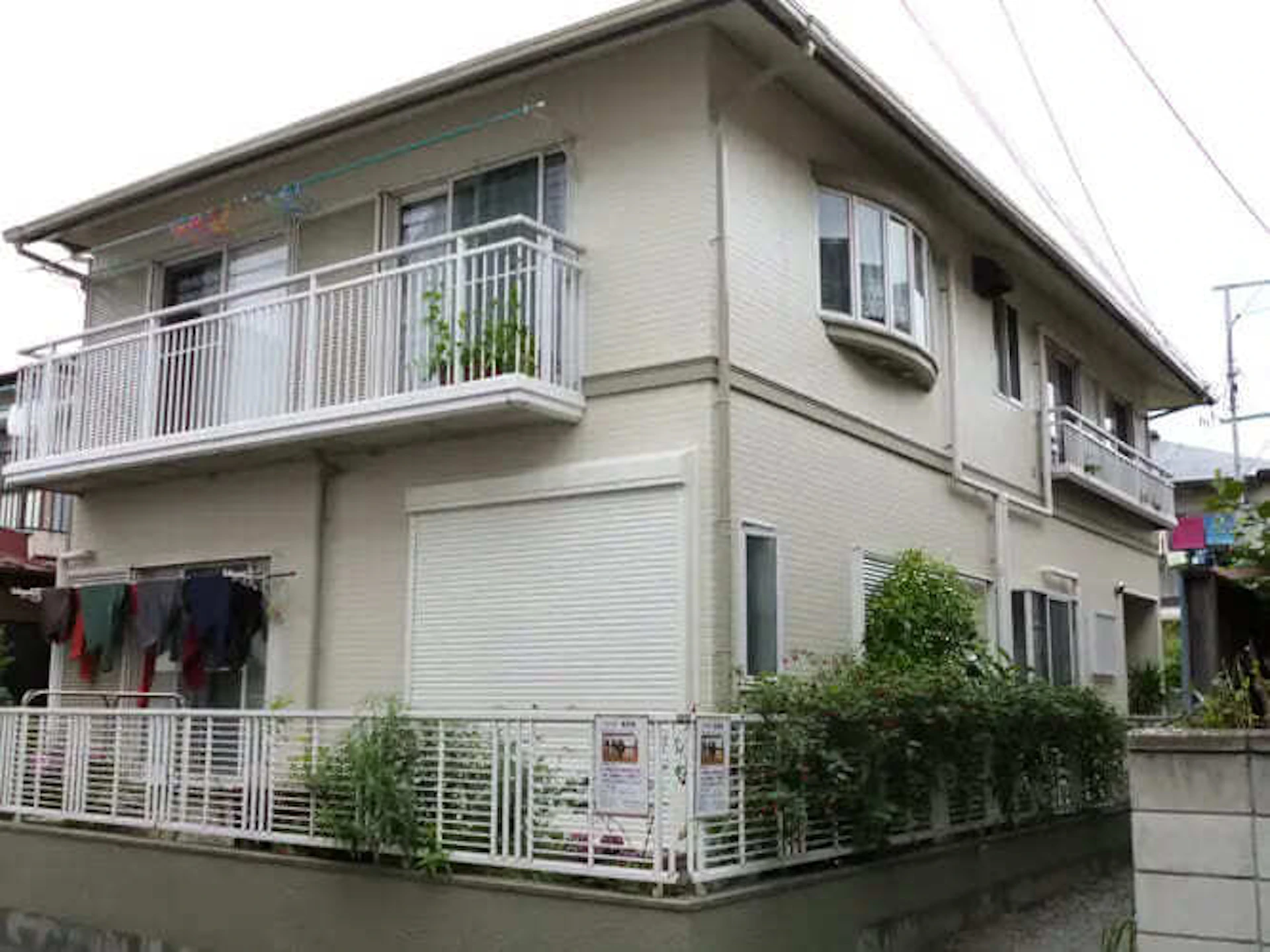 アイボリーの外壁の住宅