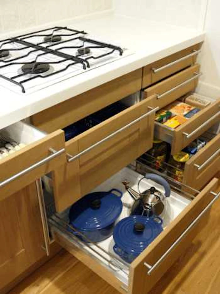 2.ベースキャビネットは引き出し式に