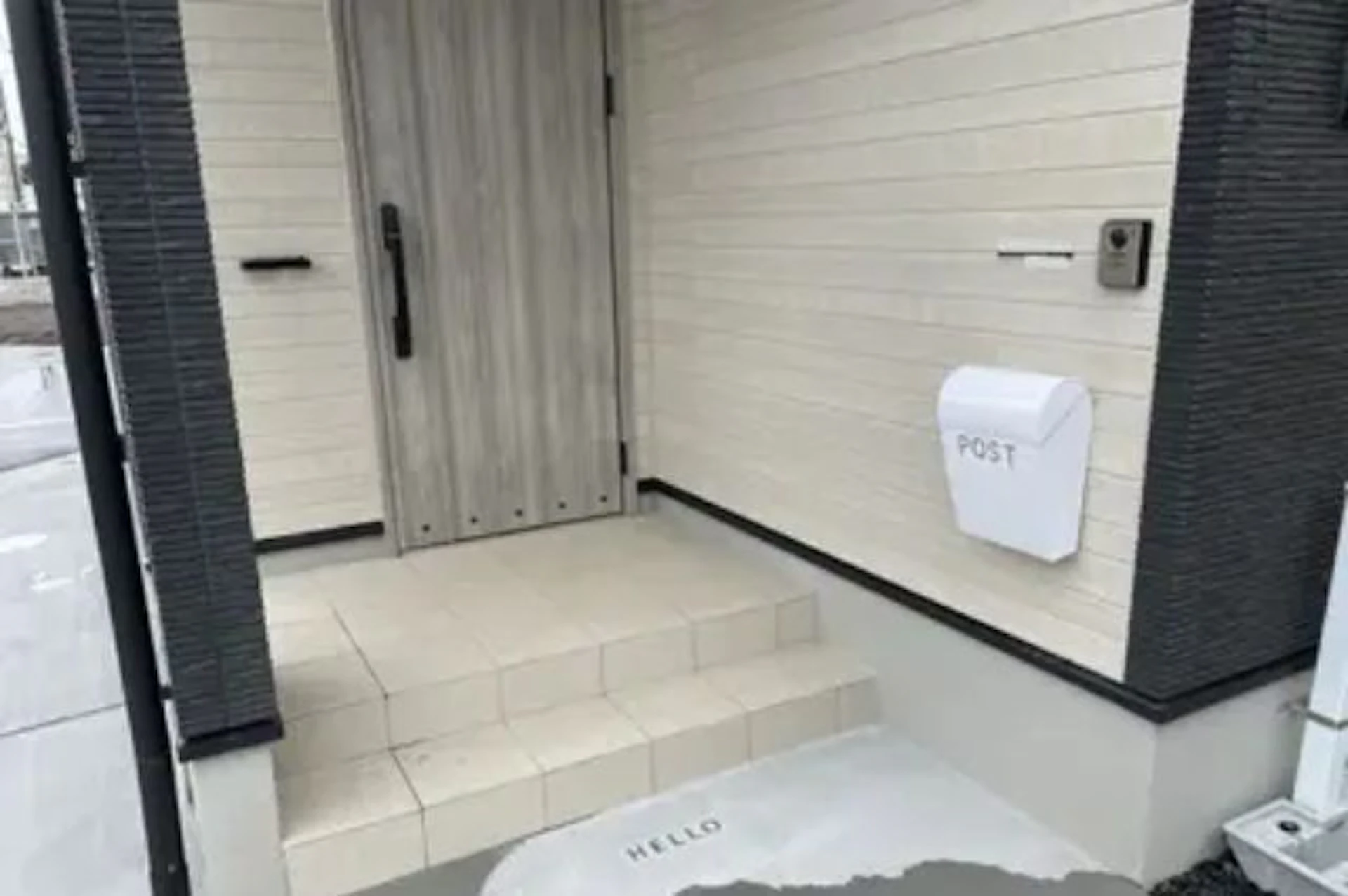 事例1:優しい雰囲気のシンプルな玄関ポーチ