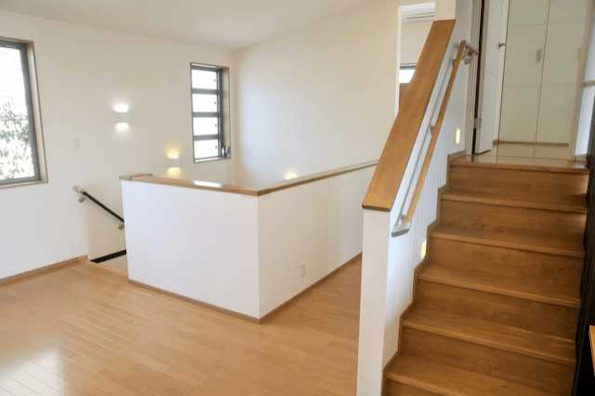 サムネイル：廊下・階段の壁紙リフォームのコツ！張り替え費用・おしゃれな施工例は？