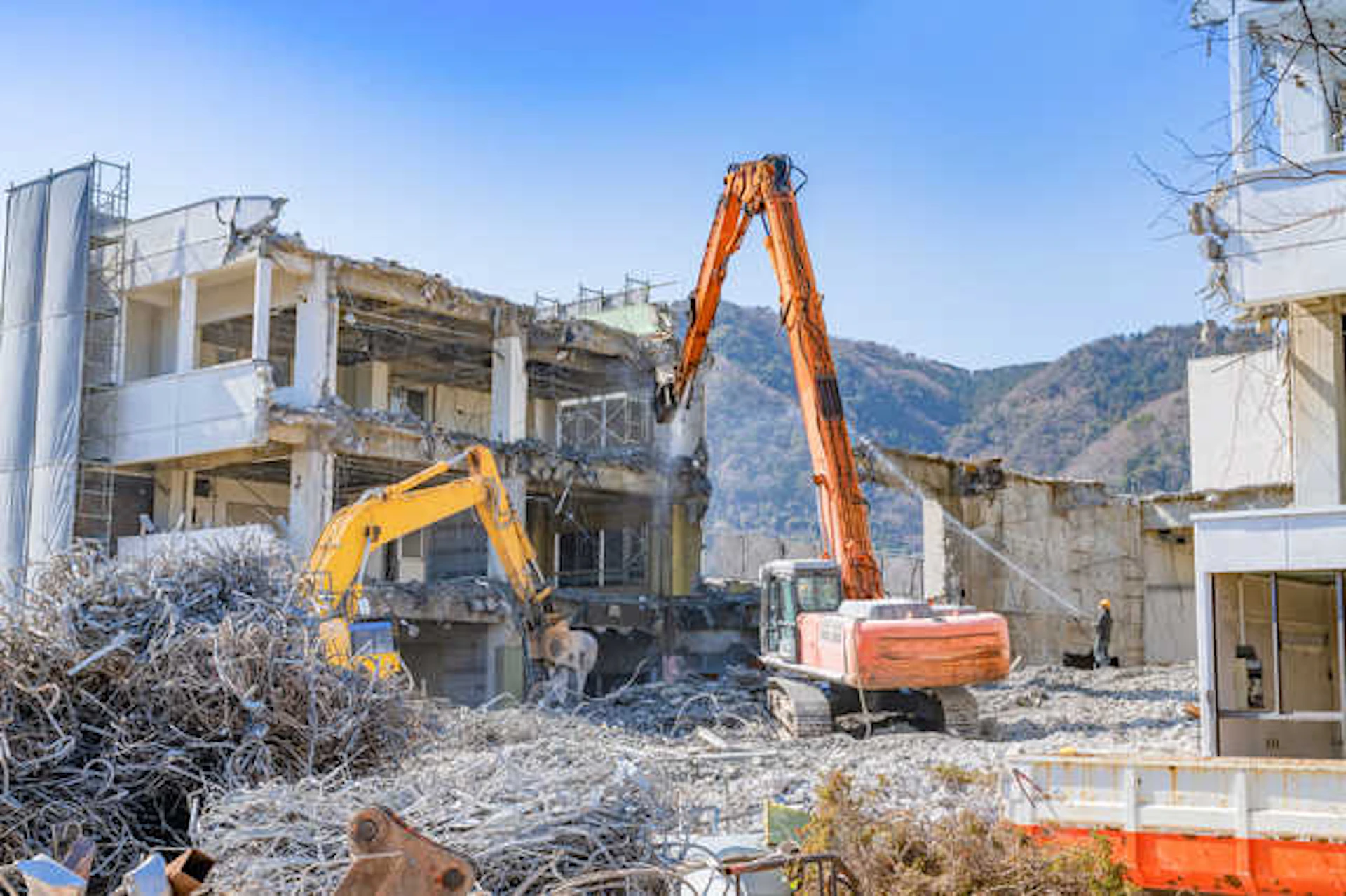 サムネイル:ビルの解体の費用相場とは?解体方法や業者を選ぶ3つのポイントも解説