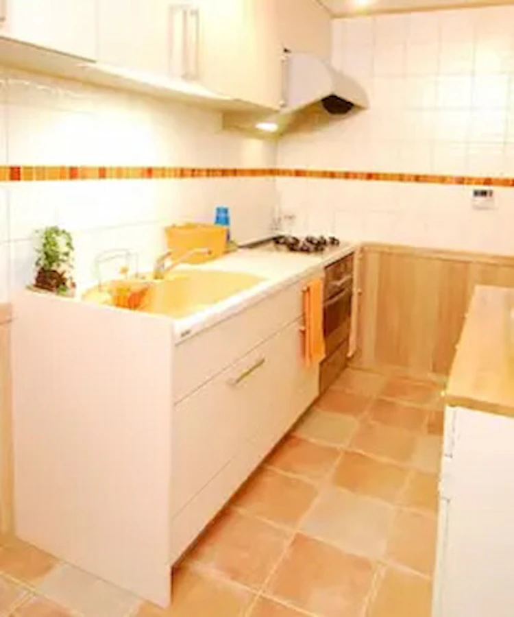 【事例②】 オレンジを基調とした明るいキッチン