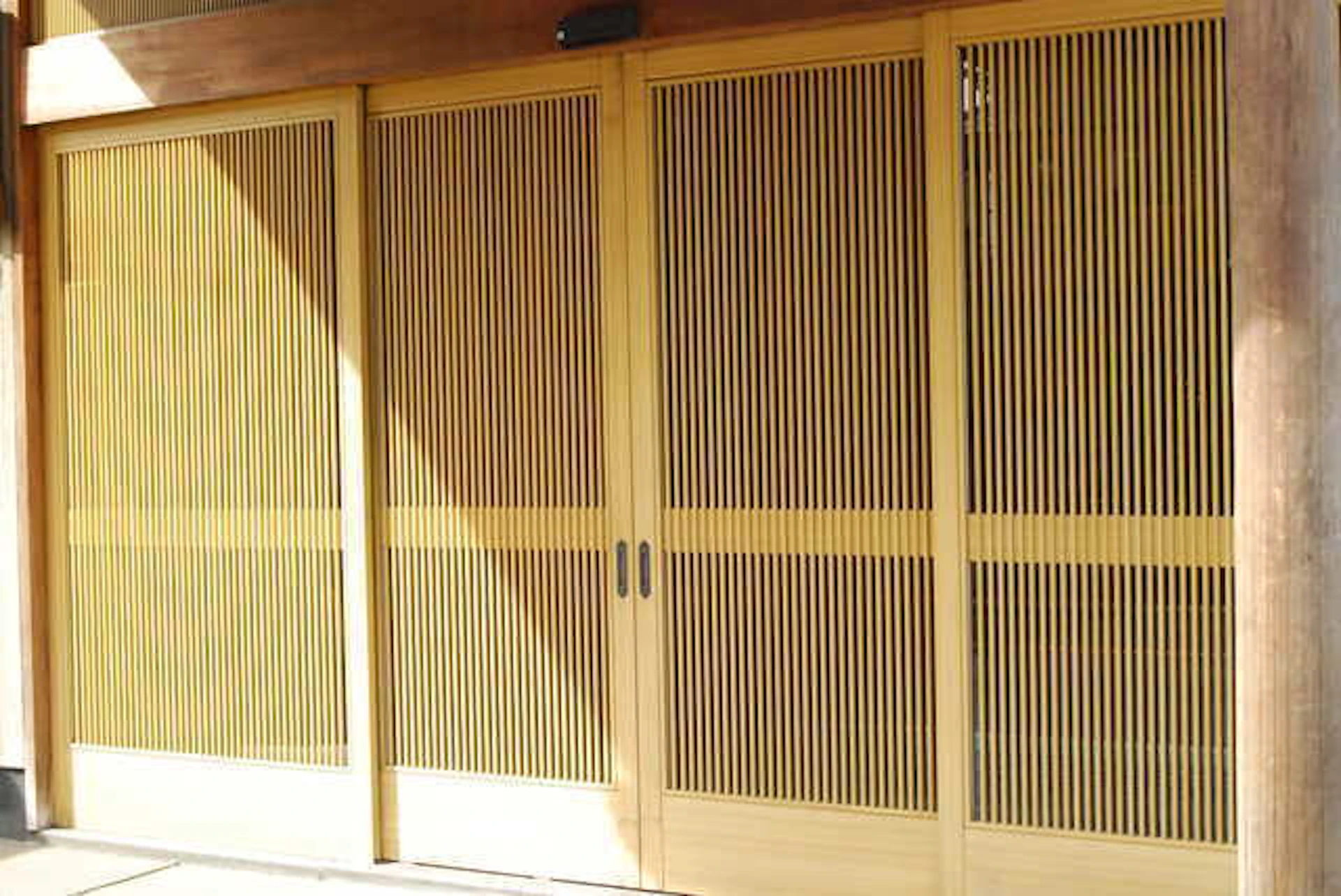 サムネイル：玄関の引き戸リフォームにかかる費用はいくら？安くする方法を解説