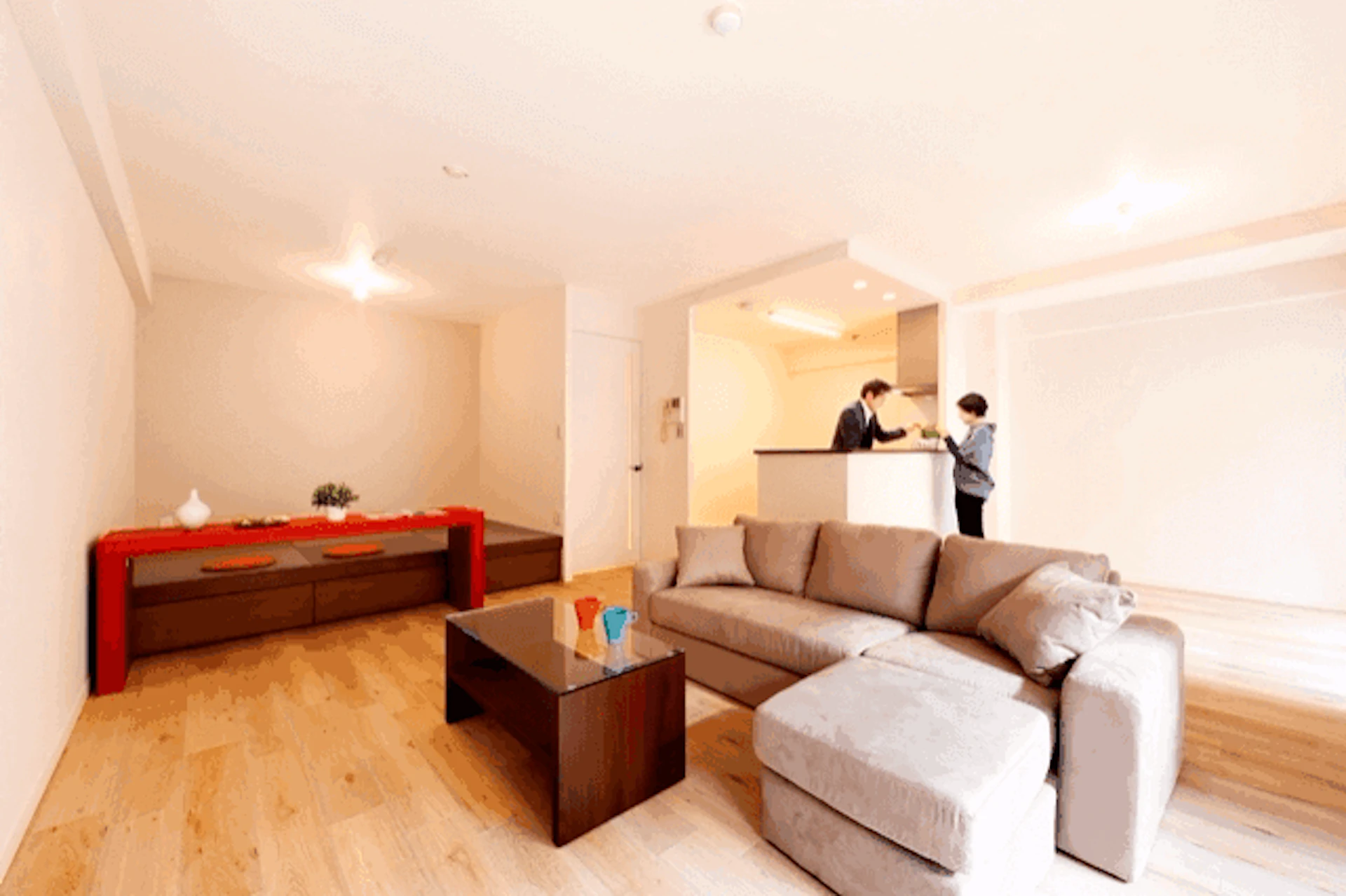 ①親子で楽しめる小上がり和室＆対面型のキッチン