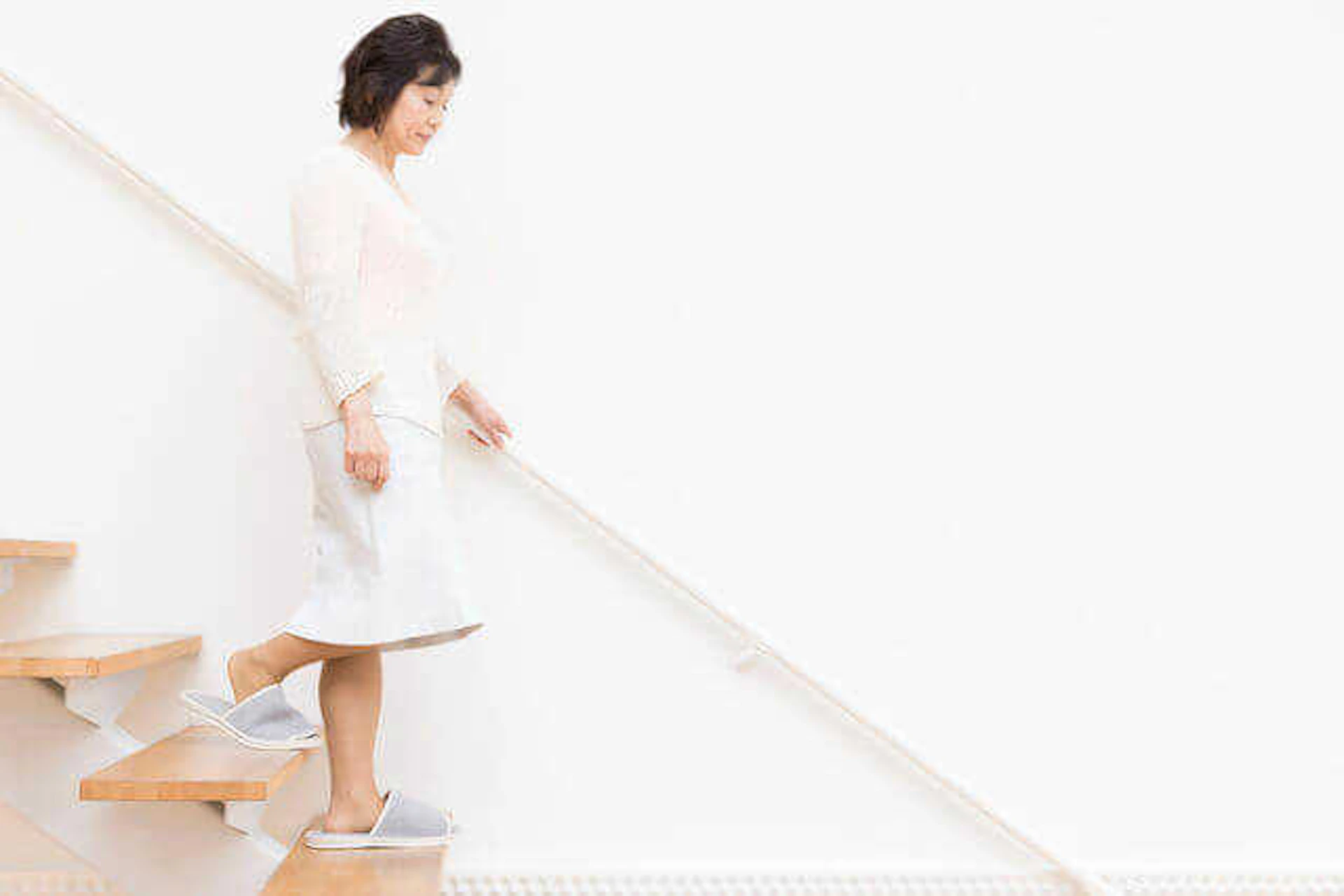 階段に手すりを取り付ける値段！DIYでも大丈夫？業者に依頼するメリット