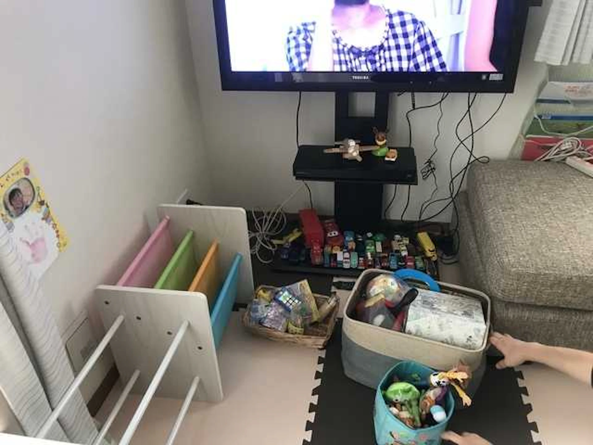 リビング収納NG例⑤：コードが丸見え