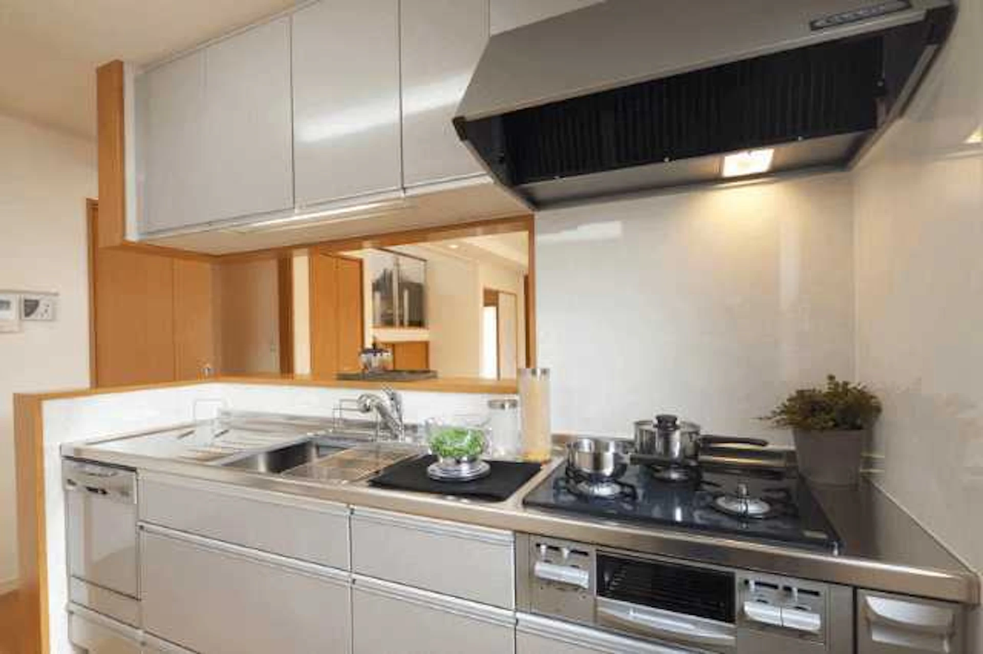 キッチンの壁材はパネルとタイル、どちらが良い？リフォーム価格や特徴を比較