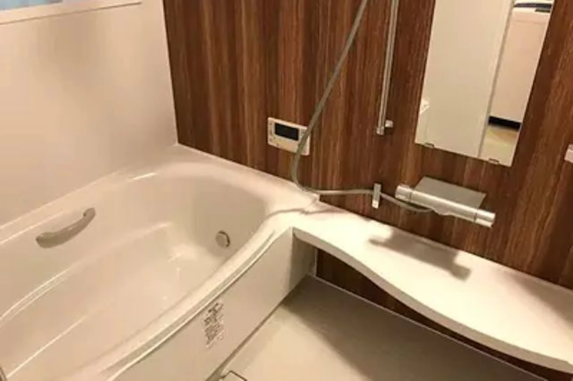 ユニットバスの事例 ウッド調の浴室の壁とベージュ系の浴槽であたたかみのある浴室