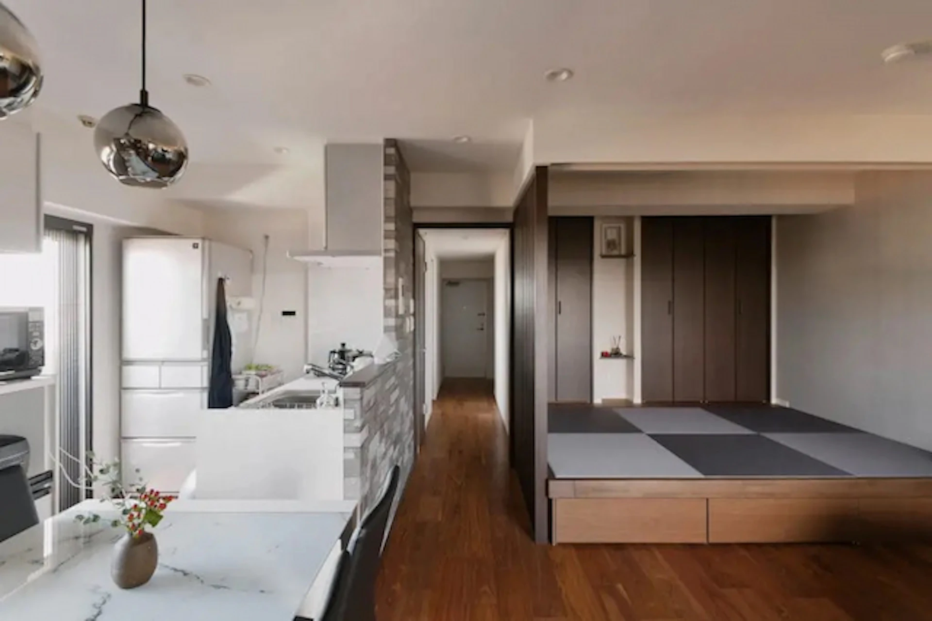 【事例⑤】ダークな色合いの床材を使ったキッチン