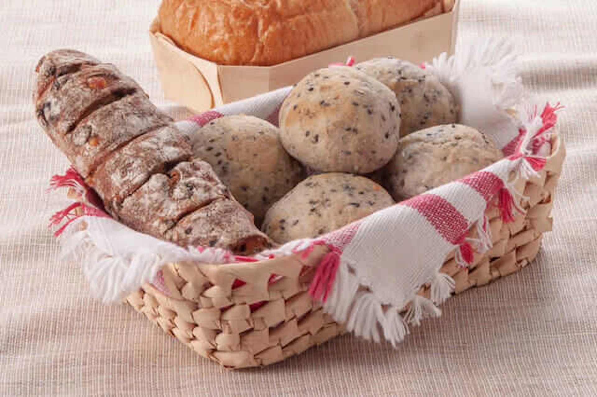 北欧風のファブリックが敷かれたカゴに入ったパン