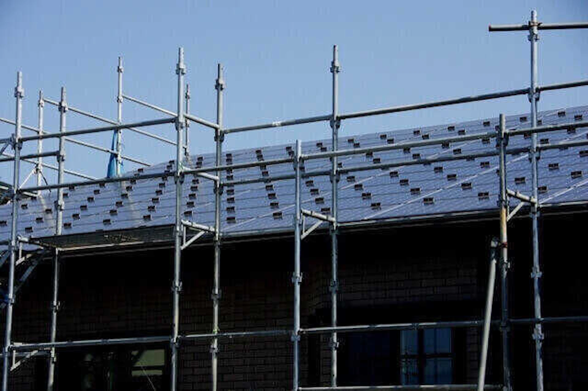 屋根に足場が設置されている