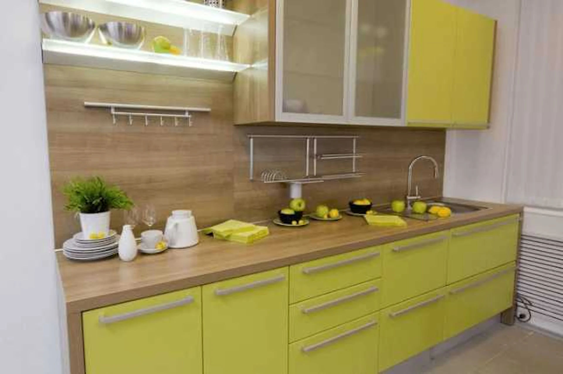 黄色いキッチン扉