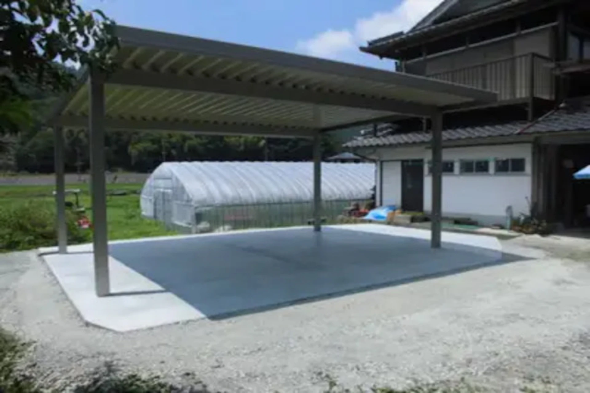 駐車場とカーポートを組み合わせた施工事例