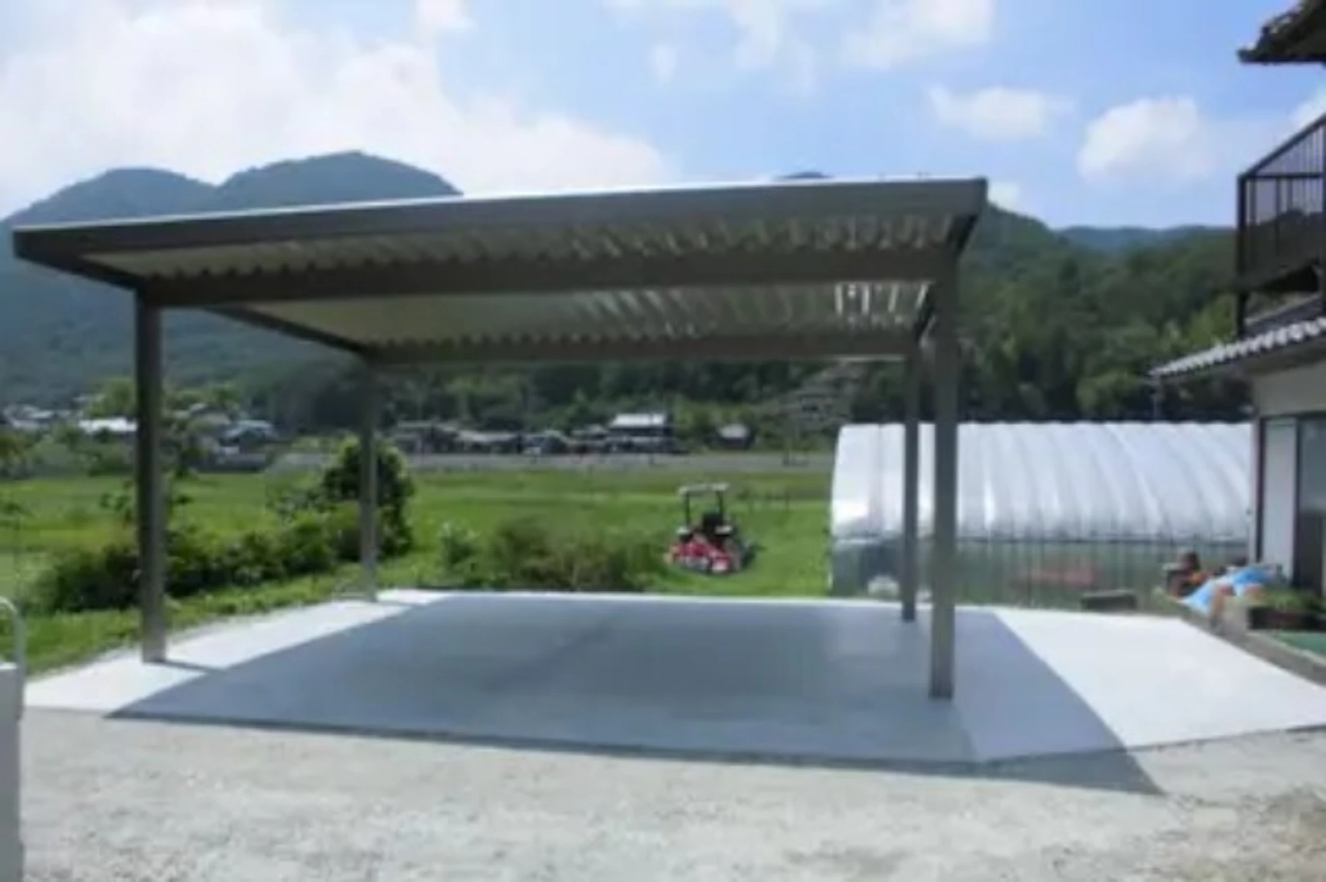 小屋の解体や木の伐採を経て、広々とした屋根付きの駐車場を設置