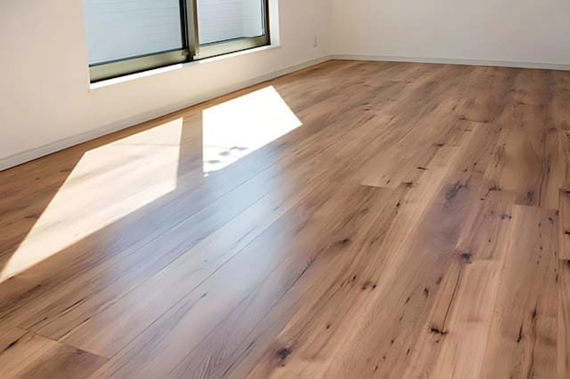 ダークブラウンで落ち着いたイメージのフローリング床