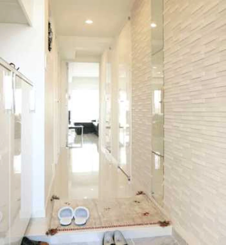 玄関の壁紙クロスの選び方・張り替えの値段・おしゃれな施工例をご紹介