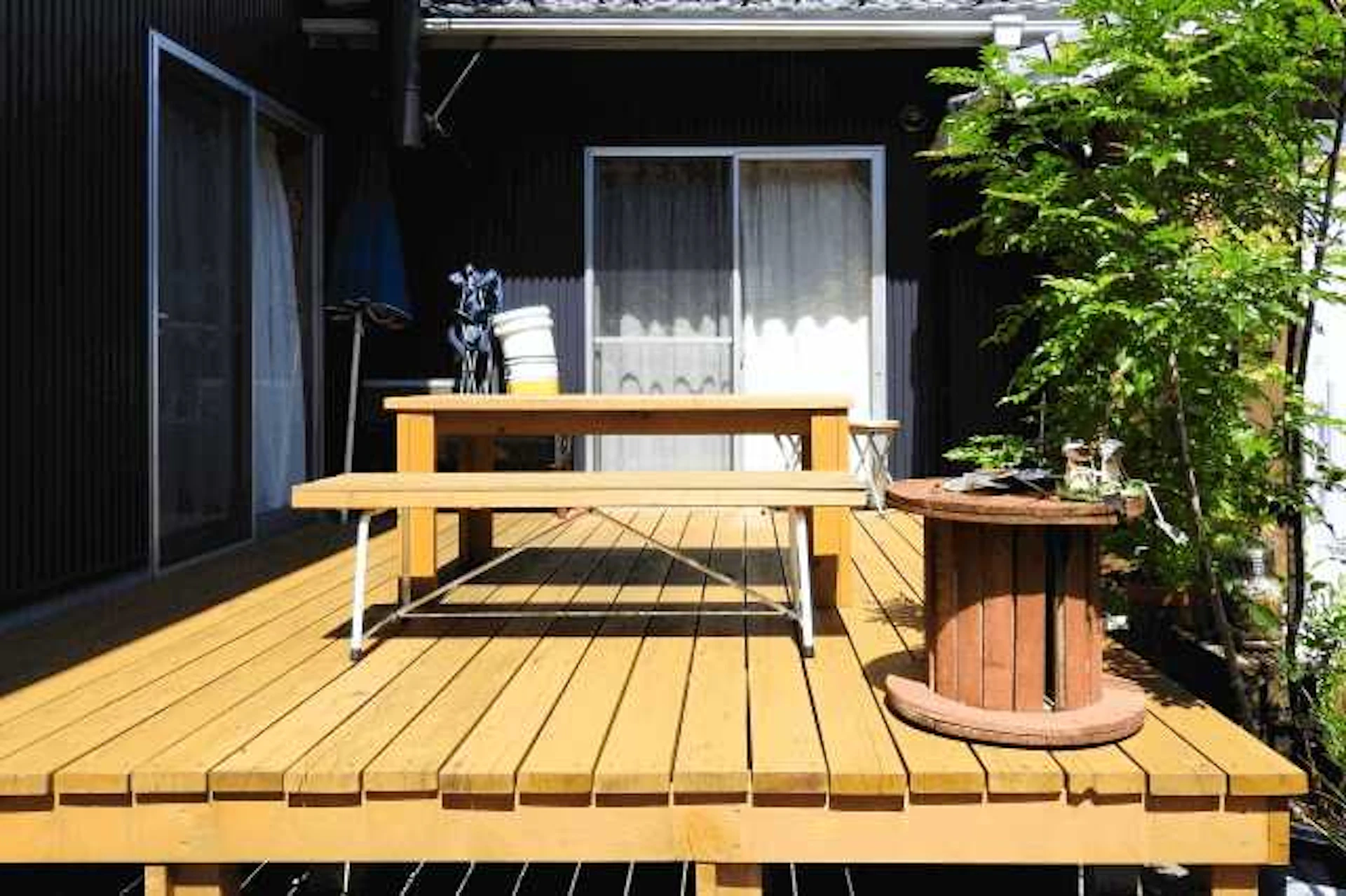 テーブルセットが置かれたウッドデッキ