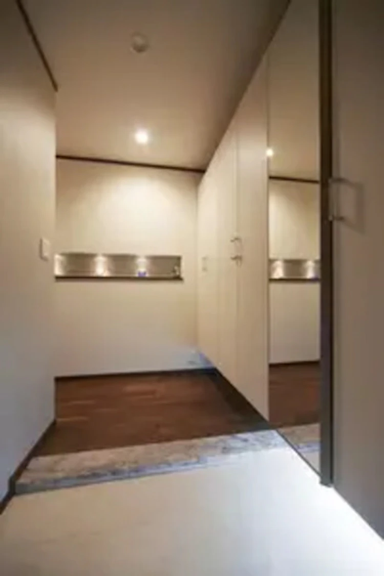 事例11：ウォールナット柄でモダンな雰囲気のある玄関