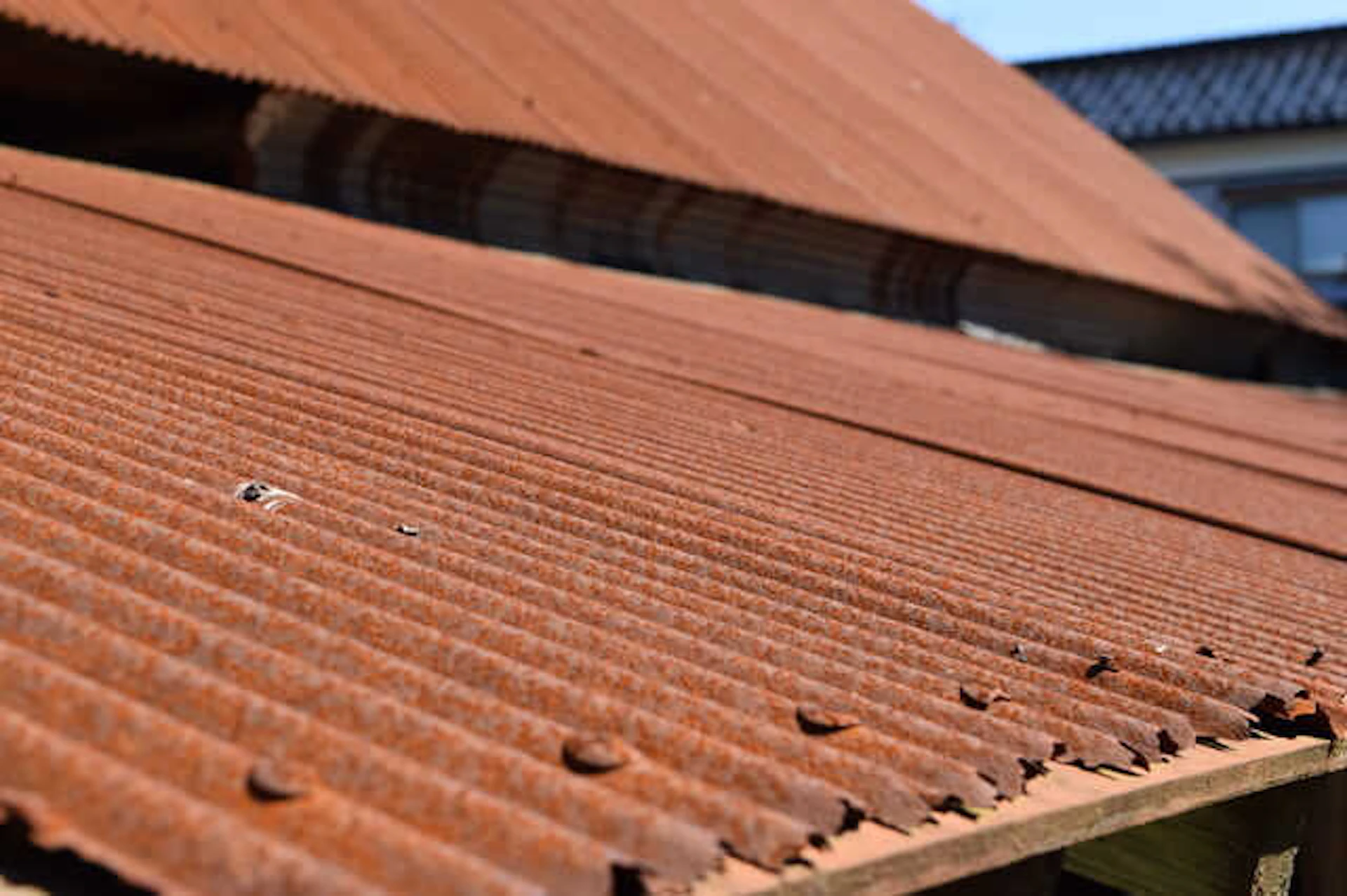 トタン屋根のリフォームは、張り替え(葺き替え)が基本