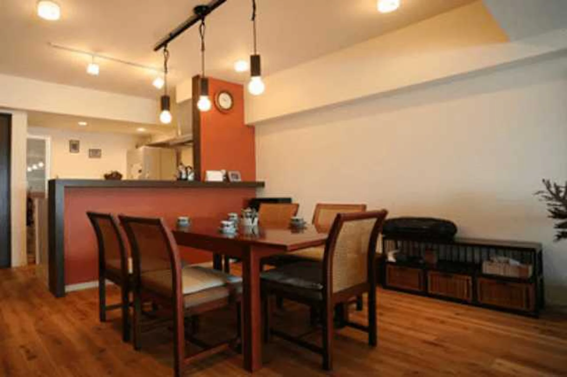 ダイニング壁紙リフォームの費用相場は?デザインの選び方やおすすめ機能も紹介