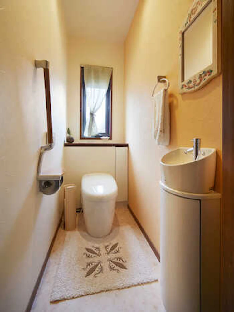 TOTO『ネオレストRH』や塗り壁風クロスでおしゃれに