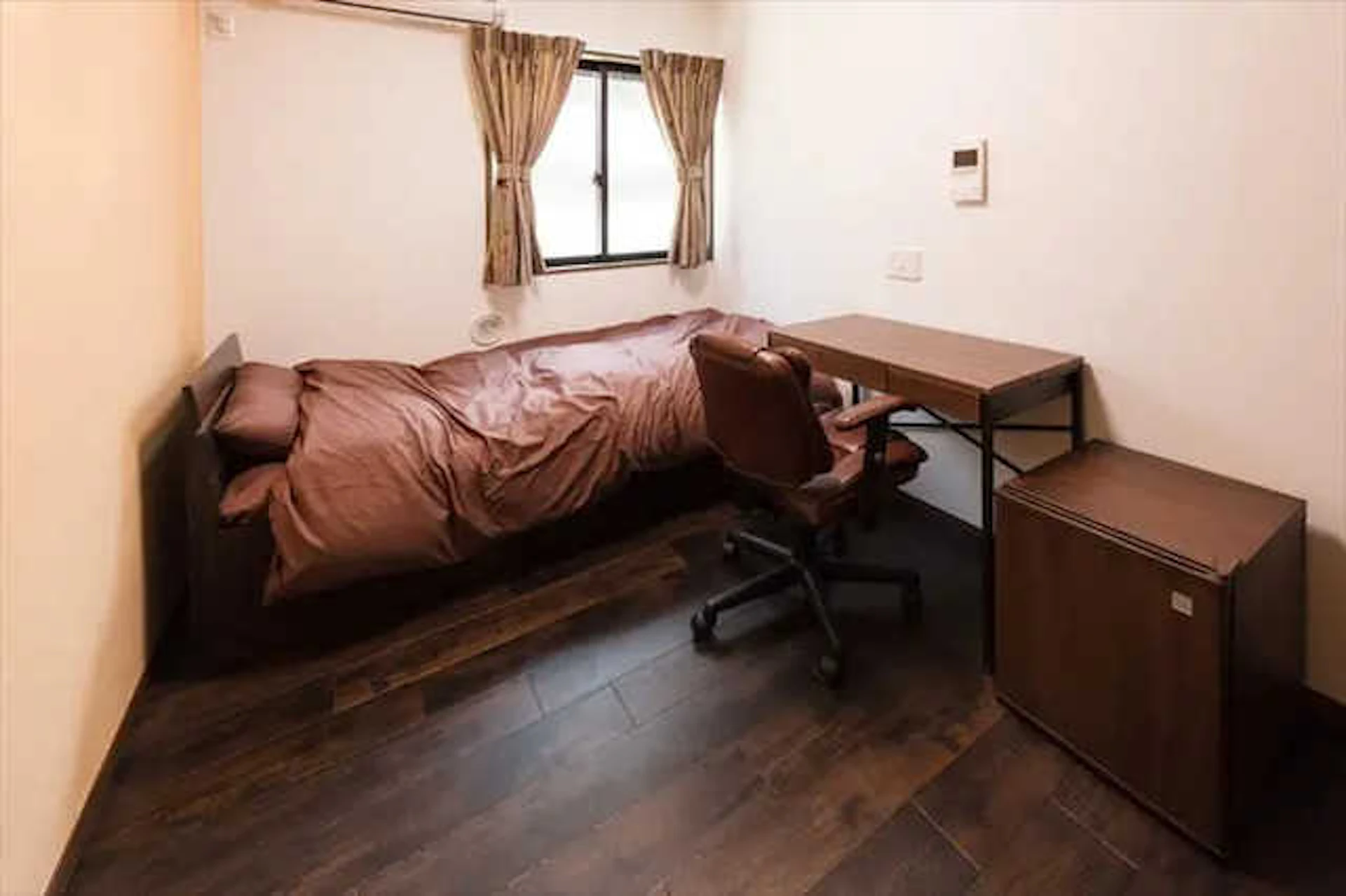 床材はダークな色の木材にする