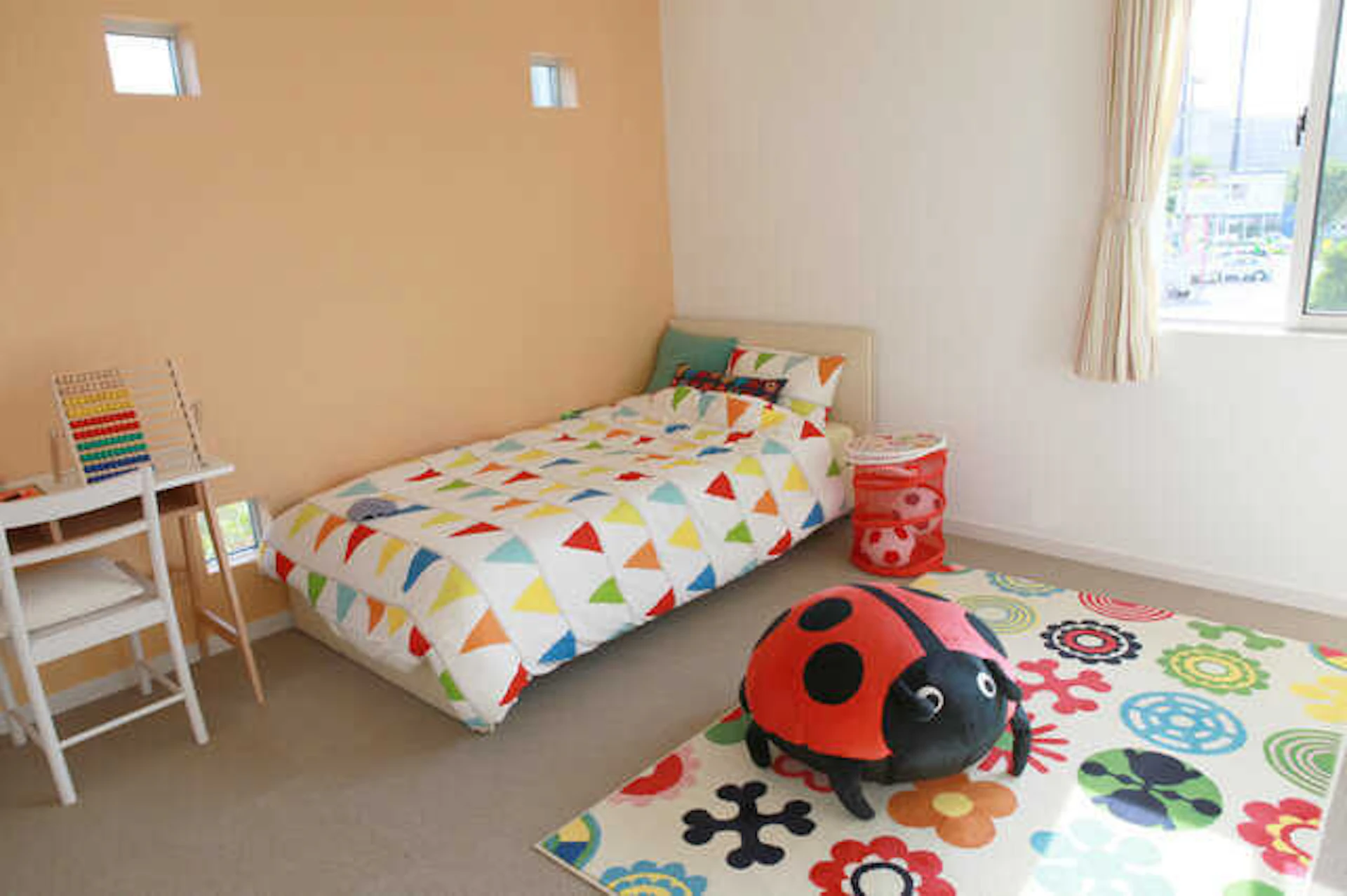 サムネイル：親子で楽しく部屋作り！北欧風の子供部屋4つの特徴