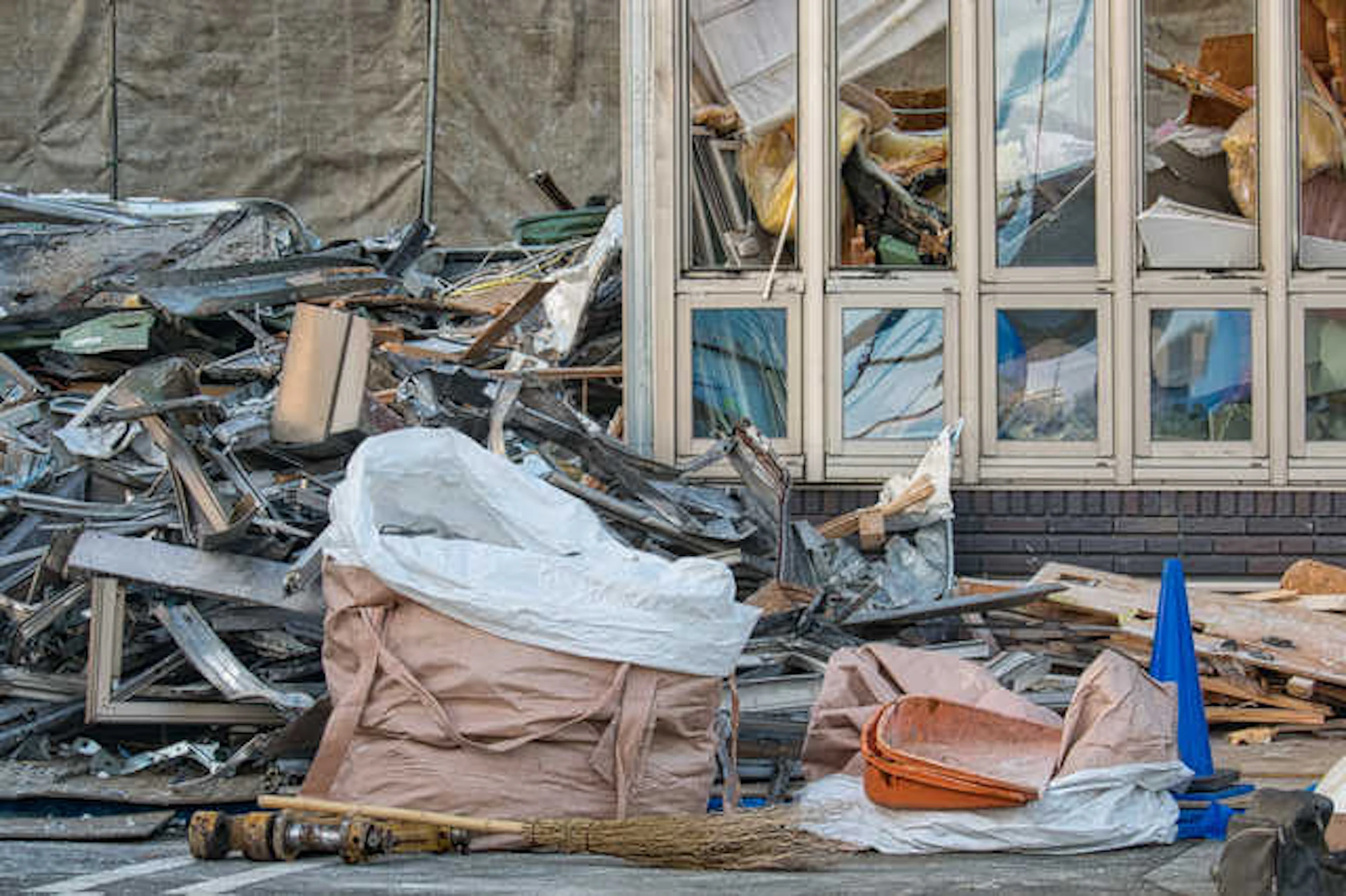 ゴミや不要な家具は自分で処分する