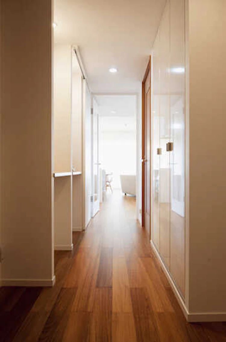 廊下に壁面収納を造作