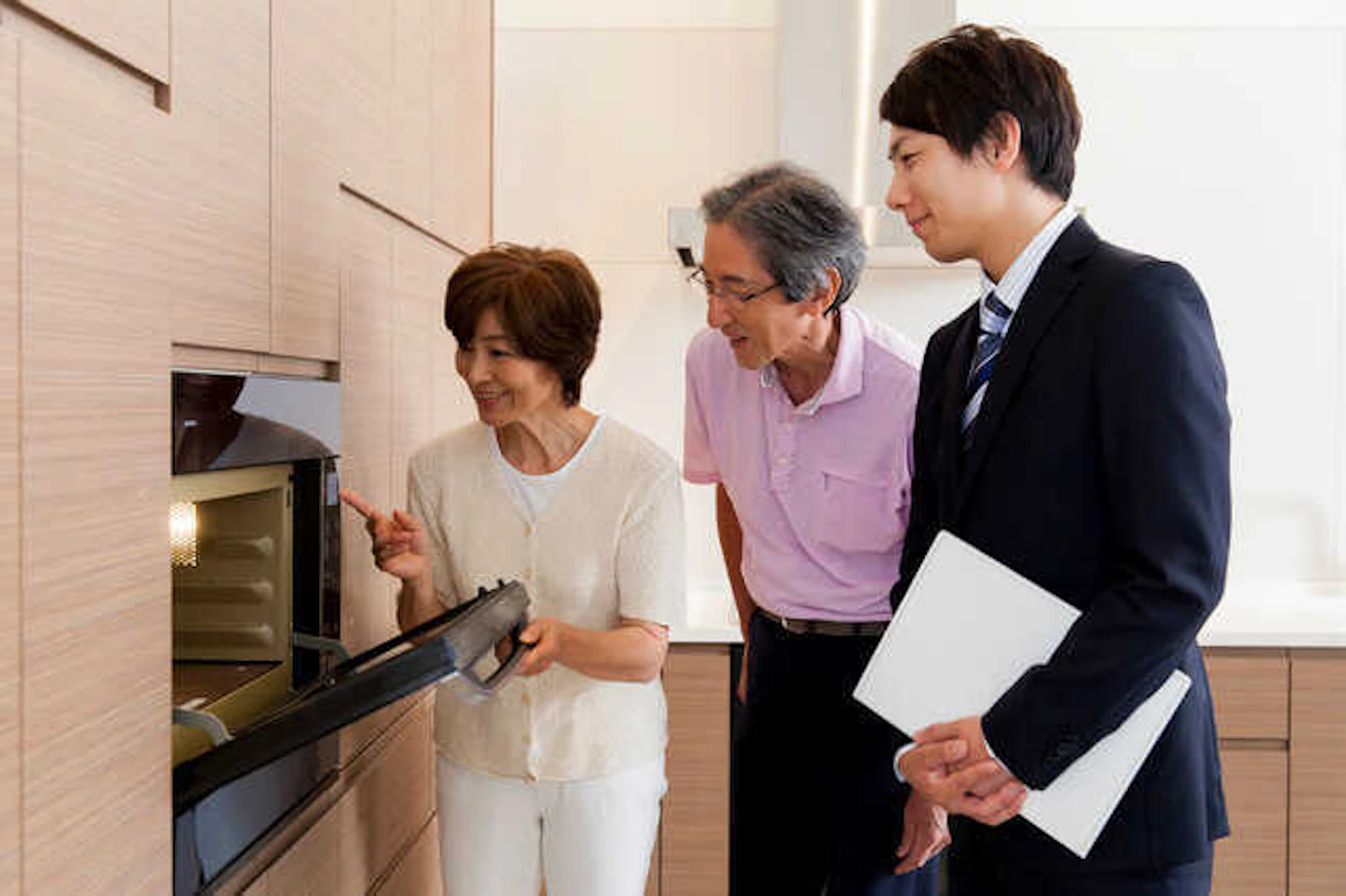 オーブンなどキッチンファシリティを確認するクライアント