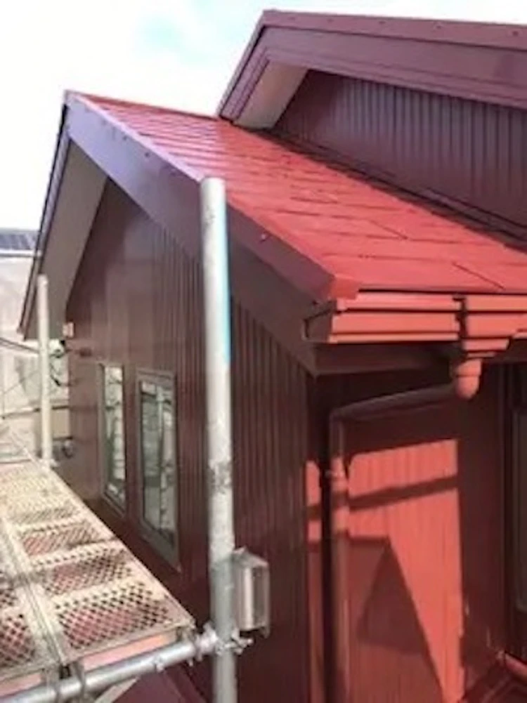 黒系の外壁・屋根から赤に一新!