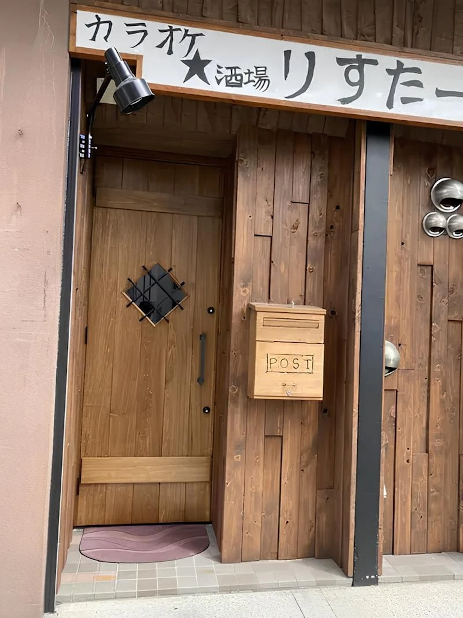 事例1 店舗入り口のドアを交換