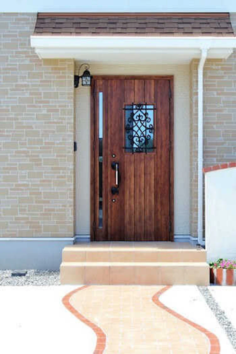 玄関が明るくなるようなドアを選ぶ