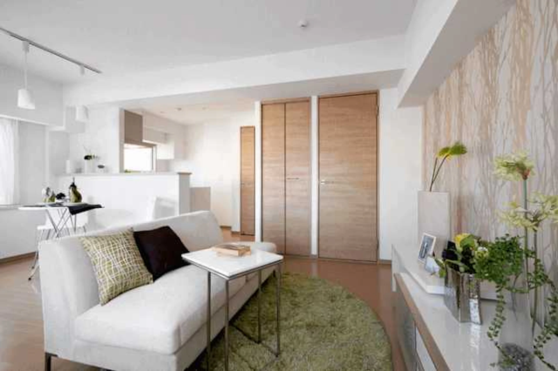 木の陰をイメージする柄の壁紙がアクセントとなるダイニング