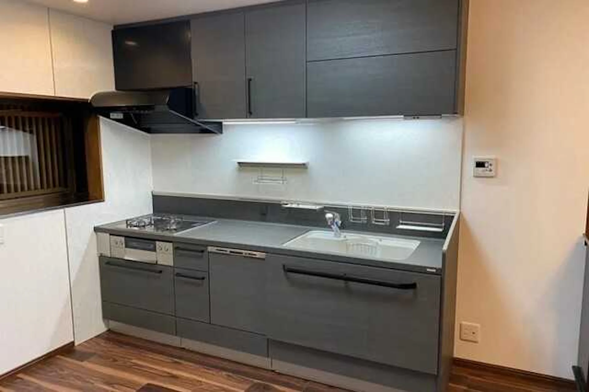 上品な色のグレーでまとめたキッチン