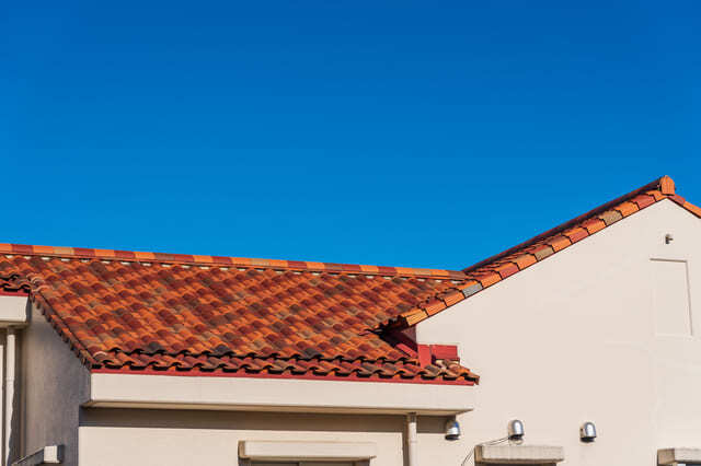オレンジの瓦屋根と青空